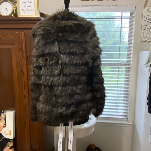 Michael Kors faux fur BEAUTIFUL jacket. - Picture 3 of 8